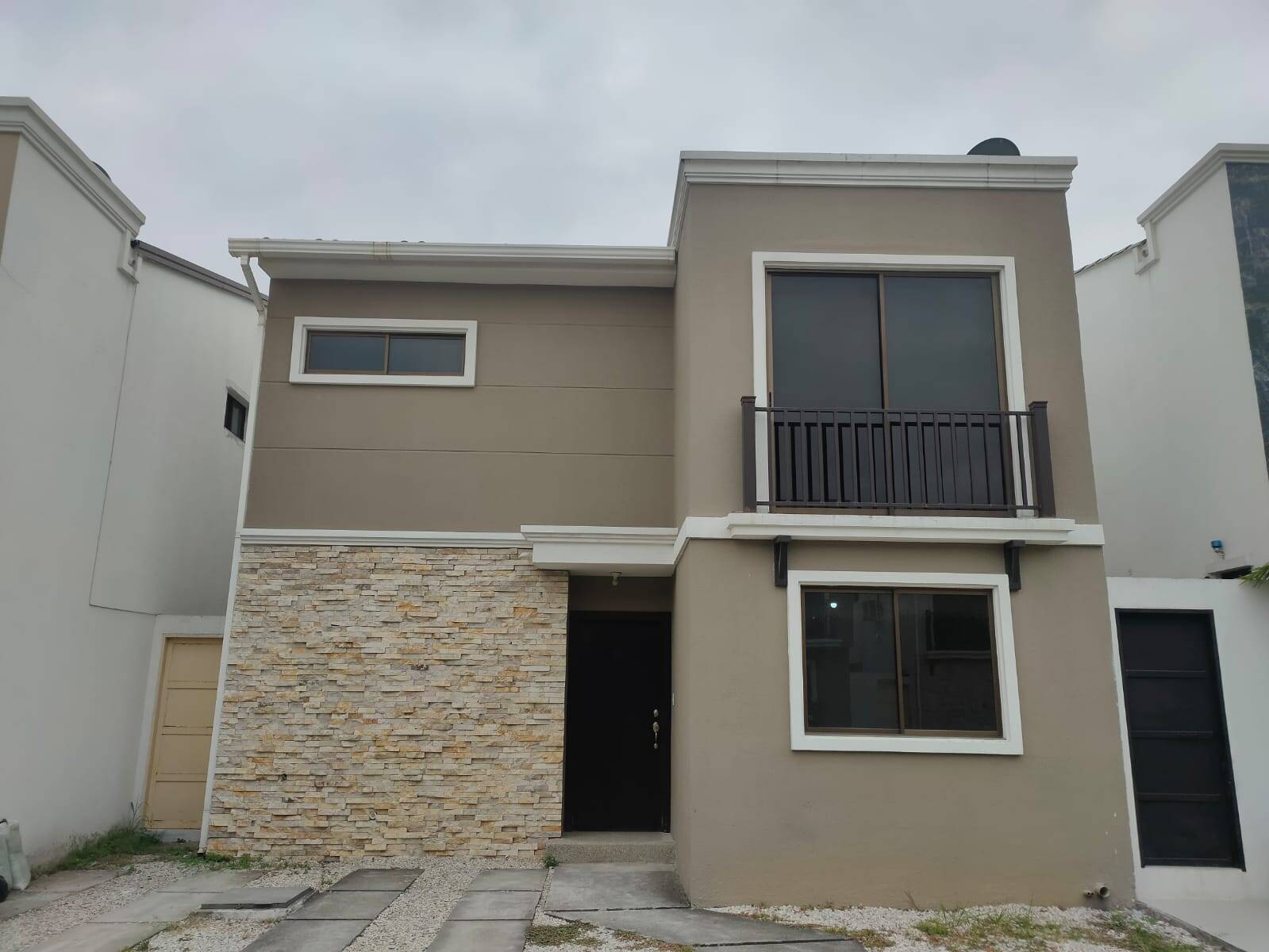 #1967 - Casa para Alquiler en Guayaquil - G