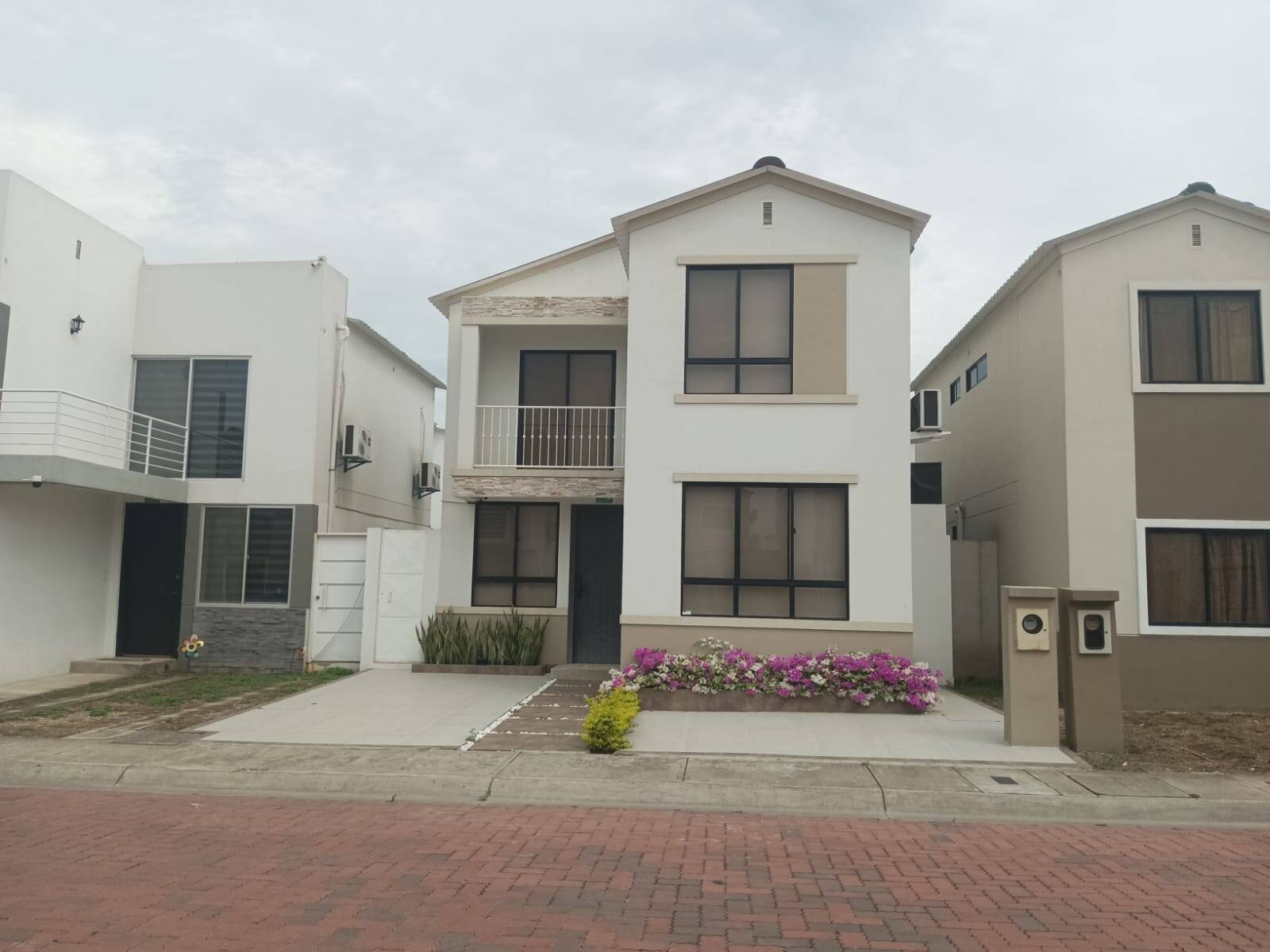 #2451 - Casa para Alquiler en Guayaquil - G